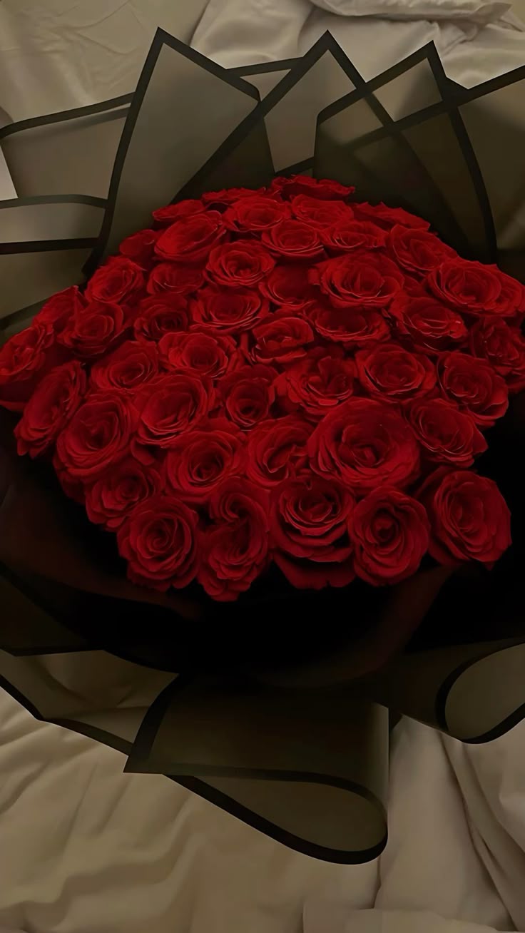 100 Roses Bouquet - Image 4