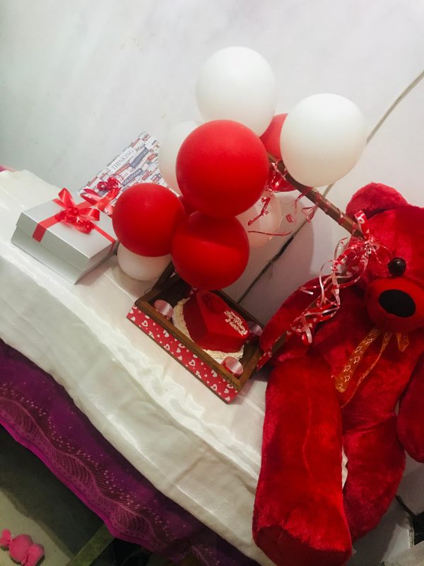 1kg Cake with Balloon Hamper